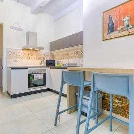 Seaside Sliema Escape 1-Bed Maisonette Near Sea, hotel i Sliema