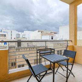 Lovely 2bed apartment near Balluta Bay & cafes, Hotel in Taʼ Kappara