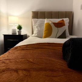 Spacious 7-BR Retreat in St Helens | Free Parking