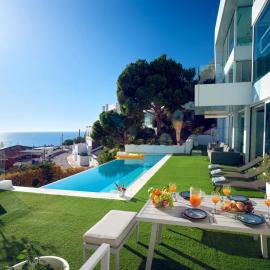 Villa in Sitges with Pool, Jacuzzi, BBQ, View, AC, 12Pax, hotel din Sitges