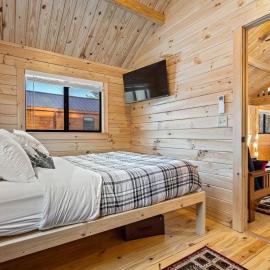 Cozy ski cabin #6 W/ Loft, HOT TUB، فندق في Bethel