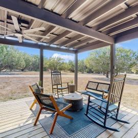 Modern Hill Country Tiny house with kitchen, WIFI, private patio and hot tub, hotel sa Wimberley