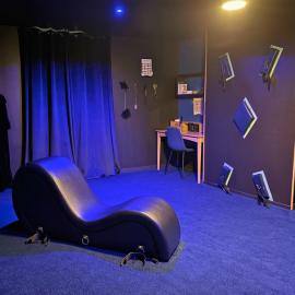 Suite Casanova avec SPA & Escape Love Game - Doux Bleu Jeux, hotelli kohteessa Niort