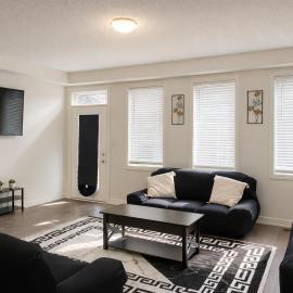 2024 Built 3 Bedroom Townhome in Cambridge with Free Parking, WiFi, Full Kitchen, Laundry & Foosball - 8 Mins to African Lion Safari - Great for Families, Groups & Work Stays!, hotel di Cambridge
