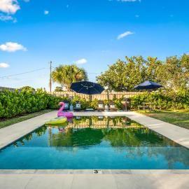 Delray Oasis - Private Pool - Fenced Yard - Parking - Laundry - Full Kitchen - Convenient Location, hotel in Delray Beach