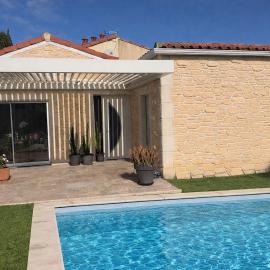 Maison individuelle piscine extérieure, hotel in Port-Saint-Louis-du-Rhône