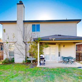 Charming family friendly home, enclosed backyard & 20 miles from San Antonio