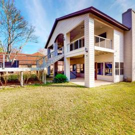 Lakefront home with hot tub, dock, kayaks, central AC, & great lake views, hotel sa McQueeney