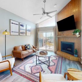 Dog-friendly condo with a gas fireplace, washer/dryer, AC, & cable TV, hotel in Canyon Lake