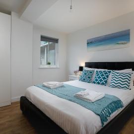 Charming 1Bed Flat with Private Balcony, Super Double Bed, Free Allocated Parking, and Easy Access to Tube & Central London
