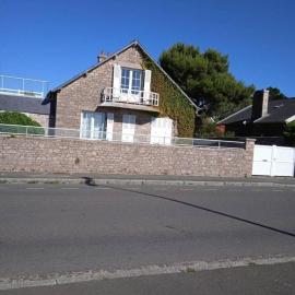 Vieille maison bretonne face à la mer, готель у місті Еркі