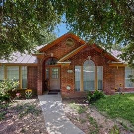 Lovely, waterfront home - river access, large yard, lovely patio & washer/dryer