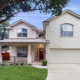 2-story house with back patio, grill, streaming, washer/dryer, & 2 living areas
