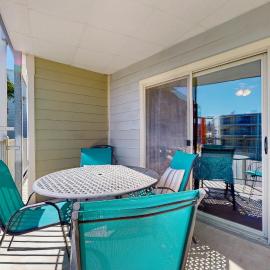 Riverfront condo with pool & hot tub, walk everywhere, hotel in New Braunfels