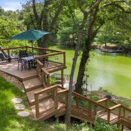 Stunning Rivrefront 3BR with Hot tub, water view!, hotel a Seguin