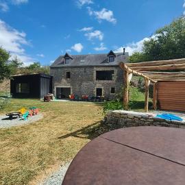 Gîte de rural de 15 personnes, bain nordique, rivière et nature
