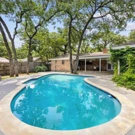 4-Bedroom Home with Private Pool in Euless، فندق في يوليس