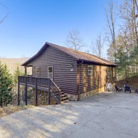 Mtn-View Getaway w/ Lake Access in Whittier!
