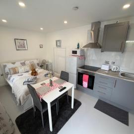 Cosy Central Studio w Parking Walk Everywhere, hotel in Canterbury