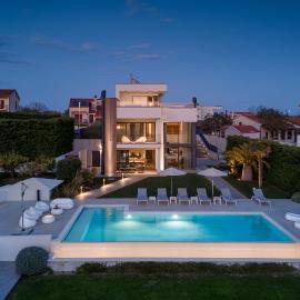 Luxury Villa PS Deluxe in Pula for 8 persons with 60 m2 heated pool, wellness & sea view, Hotel in Vintijan