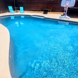 Entire Home, Watch Your Favorite Movies at the "Dive-In" Centrally Located, 3-2 with Hot Tub & Firepit، فندق في دير بارك