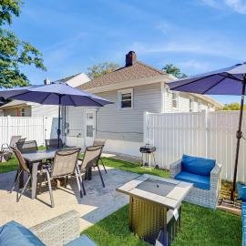 Group-Friendly Michigan City Home Near Beach!, hotel in Michigan City