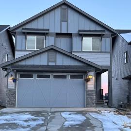 Luxury 3bedroom House with Kingsize Master bedroom, hotel v mestu Airdrie