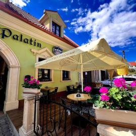 Palatín, hotel a Čachtice