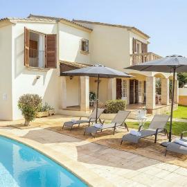 Private Villa with Pool Near Sa Coma Beach, hotel i Sa Coma