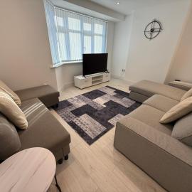 Luxury 4 Bedroom House in Harrow with Free Parking
