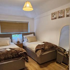 3 bed house, sleeps 5, near airport and town, outside parking free