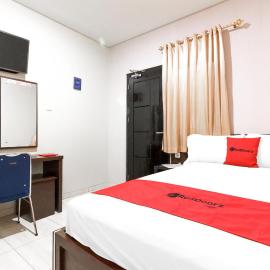 RedDoorz Plus near Pantai Malalayang Manado, hotel in Manado