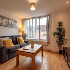 2-Bedroom Newbury Apartment for 7