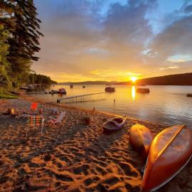 Yellow Pine Lake House ADK Schroon Private Beach, hotel a Schroon Lake