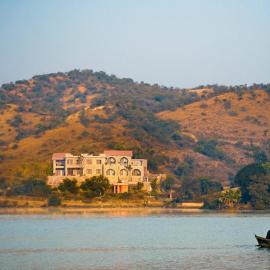 StayVista at Saket Loak with Pool, Lawn, hotel v destinácii Thūr