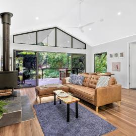 Under the Pecans - 2BR Retreat with Peaceful Scenic Views, hotel in Woombye
