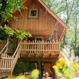 Wooden Lodge I Boomhut op Recreatiepark Mastendol, hotel Rijen városában