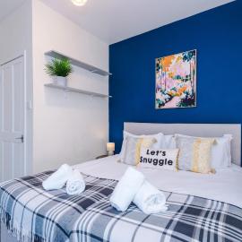 Spacious 2 Bedroom Home Sleeps 4 with Free Driveway Parking WiFi Garden and Full Kitchen Ideal for Long Stays Contractors and Business Trips