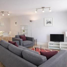 Roomspace Serviced Apartments - The Courtyard, hotel di London
