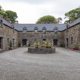 3 Clos Na Feirme Three Bedroom House with Hot Tub, Hotel in Galway