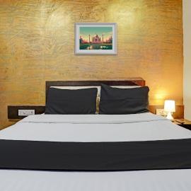 Hotel O Lotus Residency Near Anand Nagar Metro Station, hótel í Mire
