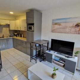 Studio cabine climatisé et loggia au calme avec linge et parking inclus
