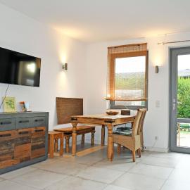 schöne Maisonette-Ferienwohnung am Selliner See mit Terrasse, Hotel in Baabe