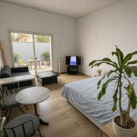 Grande Chambre avec parking possible en supplément, BORDEAUX BASTIDE, hotel in Bordeaux