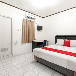 RedDoorz near Pondok Indah Water Park