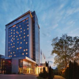 VILNIUS PARK PLAZA HOTEL & SPA, Restaurant, Panorama Bar, Conference & Banquet Center, hotelli Vilnassa