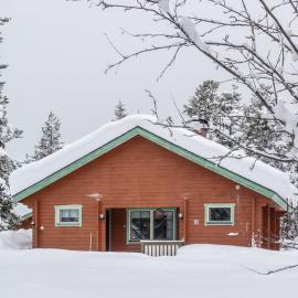 Holiday Home Lomamaja 2 by Interhome, hotel in Raattama