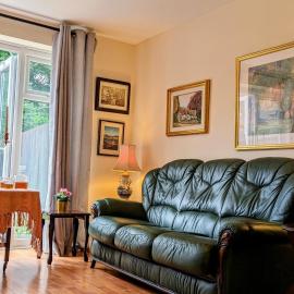 Sherlock's Moray House -Idea long stay for contractors & family Two bedroom mid terrace 3 beds 2 sofa beds Sleep 5 Working facility Free WiFi TV & private parking Enclose rear garden dog friendly Sainsbury's & takeaway pubs in walking distance