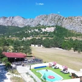 ZEcamping 2 avec piscine restaurant vue sur le village de Saint Auban, hotel em Briançonnet