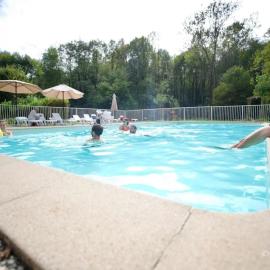 ZEcamping 4 pet friendly club enfant piscine bar et restanrant, hotel in La Bastide-de-Sérou